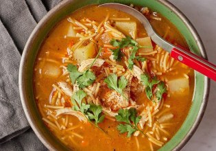 Συνταγή: Κοτόσουπα με γλυκιά πάπρικα