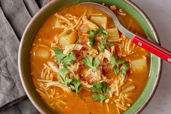 Συνταγή: Κοτόσουπα με γλυκιά πάπρικα