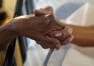 Ρεκόρ αγάπης: 83 χρόνια μαζί, νίκησαν πόλεμο και ρατσισμό – Το μακροβιότερο παντρεμένο ζευγάρι στον κόσμο