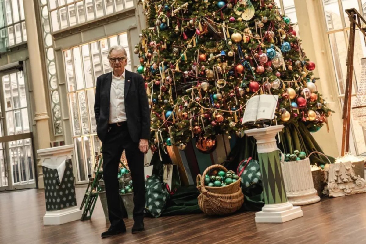 Μέσα στη μαγική, χριστουγεννιάτικη «κατάληψη» του Royal Opera House του Λονδίνου από τον σχεδιαστή μόδας Paul Smith