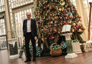 Μέσα στη μαγική, χριστουγεννιάτικη «κατάληψη» του Royal Opera House του Λονδίνου από τον σχεδιαστή μόδας Paul Smith