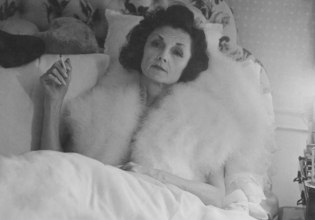 Γκροτέσκα, ζοφερή αλλά βάναυσα ειλικρινής ματιά στην ανθρωπότητα – Οι εικόνες της Νταϊάν Άρμπους δεν αστειεύονται