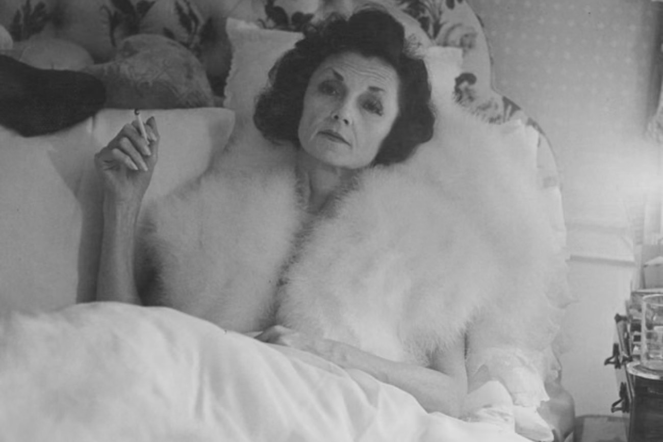 Γκροτέσκα, ζοφερή αλλά βάναυσα ειλικρινής ματιά στην ανθρωπότητα – Οι εικόνες της Νταϊάν Άρμπους δεν αστειεύονται