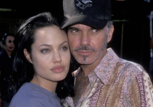 Η Αντζελίνα Τζολί, ο Μπίλι Μπομπ Θόρτον, τα μενταγιόν με σταγόνες αίματος στον λαιμό τους κι ο έρωτάς τους