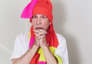 Ο Τζον Μάλκοβιτς μοντέλο για μια μέρα στην πιο στιλάτη φωτογράφηση ως το νέο πρόσωπο του JW Anderson