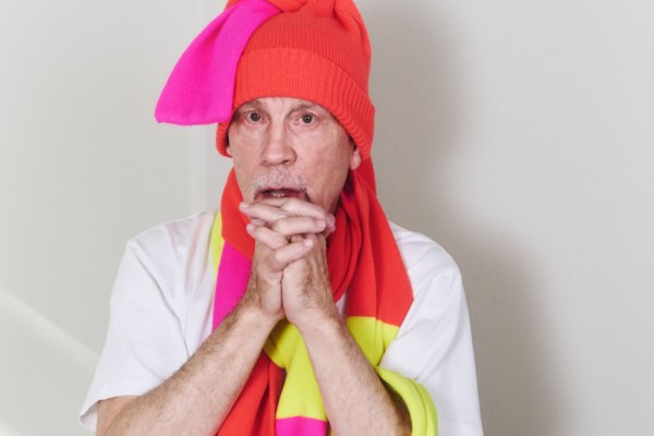 Ο Τζον Μάλκοβιτς μοντέλο για μια μέρα στην πιο στιλάτη φωτογράφηση ως το νέο πρόσωπο του JW Anderson