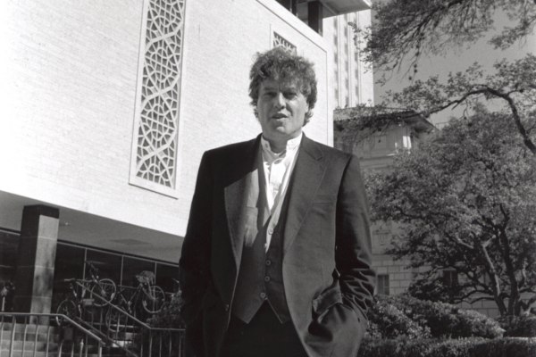 Όταν το ελληνικό θέατρο συνάντησε την εκλεπτυσμένη ειρωνεία και διανοητική πρόκληση του Τομ Στόπαρντ