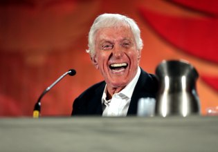 Ο Ντικ Βαν Ντάικ στα 100 του χρόνια: «Χορέψτε μέχρι το πρωί και πάντα να αναζητάτε τον ρομαντισμό»