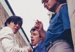 Έντυσε τους Roxy Music στα 80s και τώρα ο «αρχιτέκτονας της γοητείας» Antony Price επιστρέφει δυναμικά στις πασαρέλες