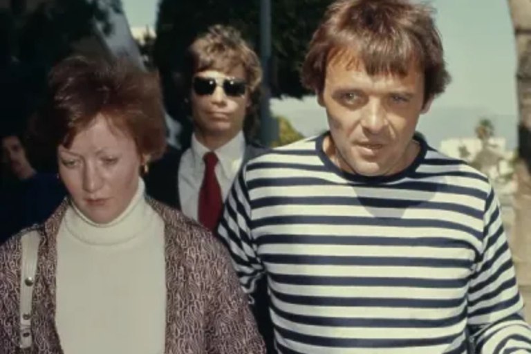 Ο Άντονι Χόπκινς παραδέχεται ότι απάτησε τη δεύτερη σύζυγό του και ήλπιζε «να βρει κι αυτή εραστή»