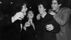 «Τρομερό! Φοβερό! Πάρα πολύ ωραίο!» – Ο Βλάσσης Μπονάτσος όρισε το vibe μιας εποχής