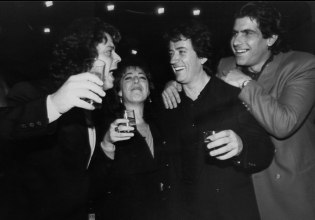 «Τρομερό! Φοβερό! Πάρα πολύ ωραίο!» – Ο Βλάσσης Μπονάτσος όρισε το vibe μιας εποχής