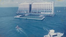 Κυκλώνες, νάρκες και ένας φόνος: Η καταραμένη ιστορία του πλωτού ξενοδοχείου που ταξίδεψε στον Ειρηνικό και κατέληξε στη Β. Κορέα