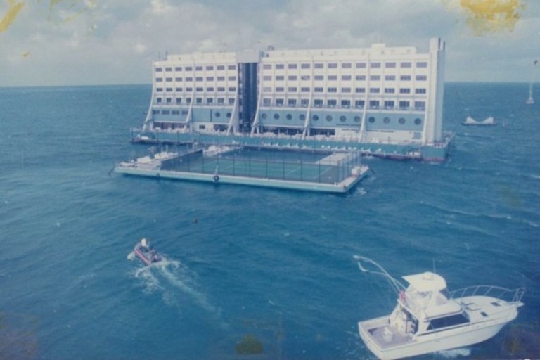 Κυκλώνες, νάρκες και ένας φόνος: Η καταραμένη ιστορία του πλωτού ξενοδοχείου που ταξίδεψε στον Ειρηνικό και κατέληξε στη Β. Κορέα