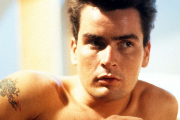 Ο Τσάρλι Σιν διευκρινίζει τις δηλώσεις του για τις σεξουαλικές σχέσεις με άνδρες – «Συγγνώμη για τη γραφικότητα»