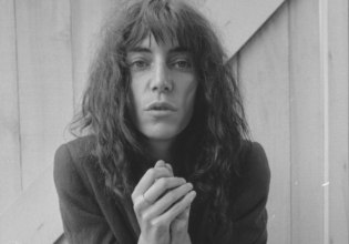 «Το Ψωμί των Αγγέλων»: Η σερβιτόρα μητέρα, ο εργάτης πατέρας, η ποίηση, η θρησκευτική πειθαρχία – Η Πάτι Σμιθ ως παιδί