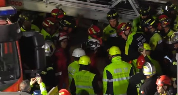 Διασώθηκε ο εργάτης που είχε εγκλωβιστεί στο Κάστρο των Κόμηδων – Του έκαναν απευθείας ΚΑΡΠΑ