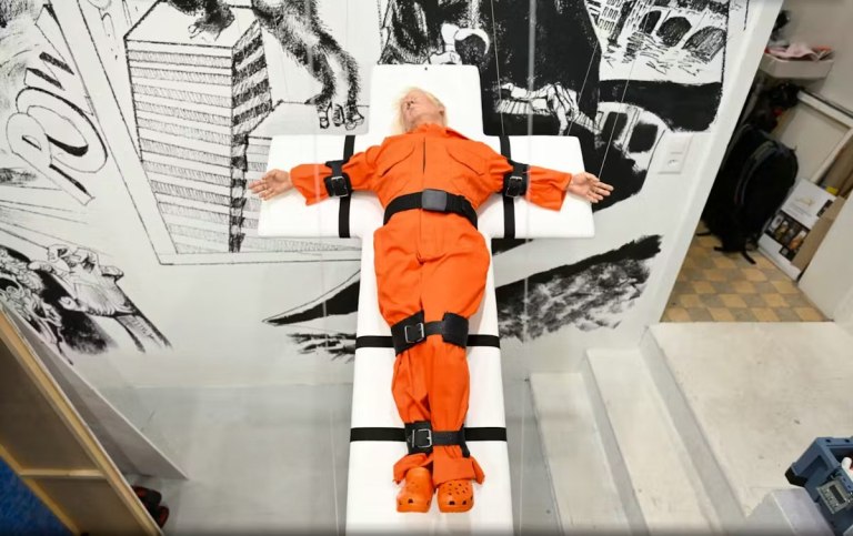 Το γλυπτό του «εσταυρωμένου θανατοποινίτη» Ντόναλντ Τραμπ