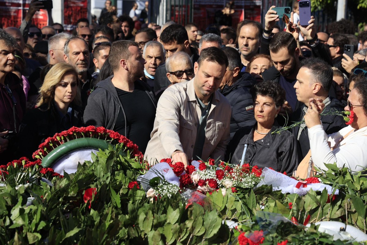 Κασσελάκης: Να γίνεις η φωνή και η ασπίδα της Δημοκρατίας, αυτό ζητάει το Πολυτεχνείο σήμερα