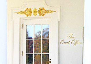 Το άγγιγμα του Μίδα: Η νέα χρυσή πινακίδα του Τραμπ στο Οβάλ Γραφείο προκαλεί χλευασμό και οργή