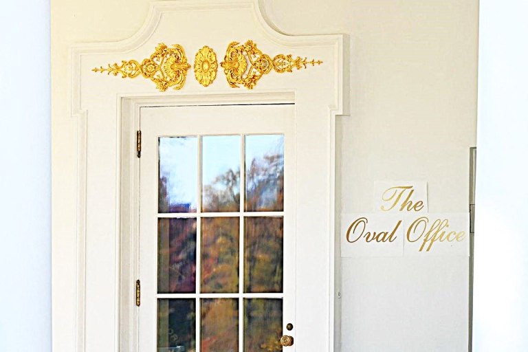 Το άγγιγμα του Μίδα: Η νέα χρυσή πινακίδα του Τραμπ στο Οβάλ Γραφείο προκαλεί χλευασμό και οργή