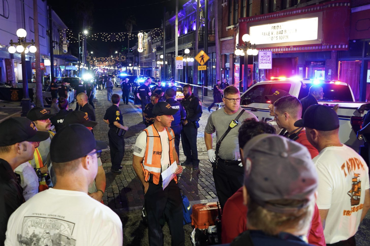 ΗΠΑ: Τραγική κατάληξη καταδίωξης στην Τάμπα – Αυτοκίνητο «καρφώθηκε» σε μπαρ, 4 νεκροί, 11 τραυματίες