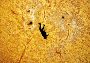 Εξωπραγματική φωτογραφία απαθανατίζει ελεύθερη πτώση με φόντο την επιφάνεια του Ήλιου