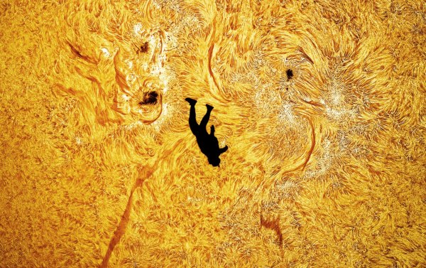 Εξωπραγματική φωτογραφία απαθανατίζει ελεύθερη πτώση με φόντο την επιφάνεια του Ήλιου