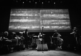 Οι Godspeed You! Black Emperor ξέρουν να ισορροπούν ανάμεσα στον θόρυβο και τη σιωπή