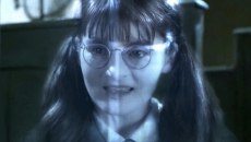 Η Σίρλεϊ Χέντερσον ήταν 37 ετών όταν πέρασε από οντισιόν για τον ρόλο της «Μυρτιάς που κλαίει» στον Χάρι Πότερ