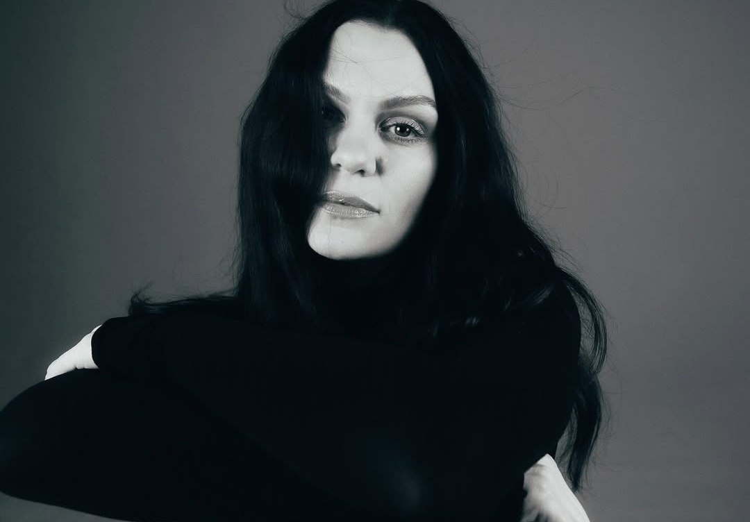 Η Jessie J «λύγισε» στη σκηνή: Δάκρυα, εξομολόγηση για την αποβολή και ένα τραγούδι-φόρος τιμής στον σωματοφύλακά της