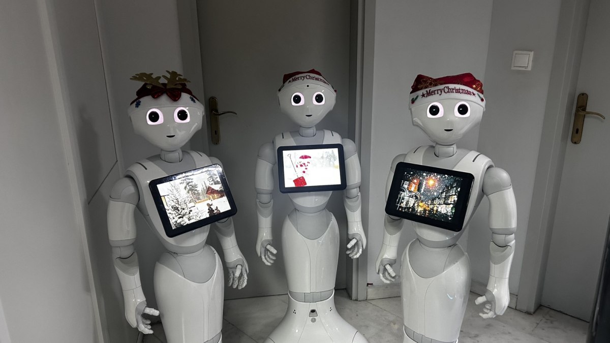 «Να τα πούμε;» – Ρομπότ σε χριστουγεννιάτικους ρυθμούς, κάνουν πρόβες για τα κάλαντα