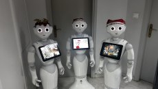 «Να τα πούμε;» – Ρομπότ σε χριστουγεννιάτικους ρυθμούς, κάνουν πρόβες για τα κάλαντα