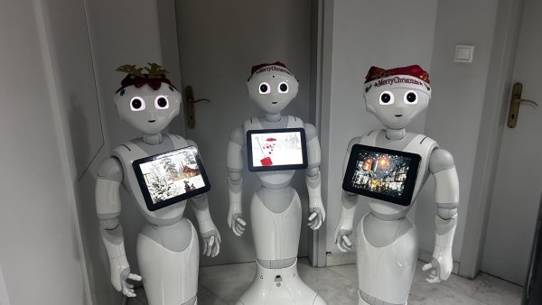 «Να τα πούμε;» – Ρομπότ σε χριστουγεννιάτικους ρυθμούς, κάνουν πρόβες για τα κάλαντα