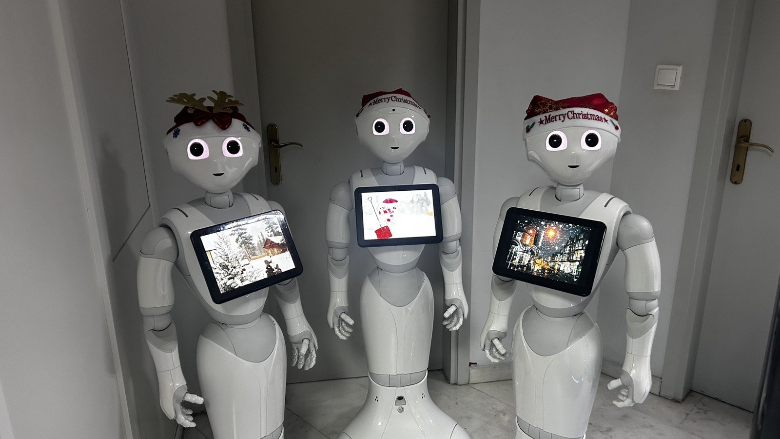 «Να τα πούμε;» – Ρομπότ σε χριστουγεννιάτικους ρυθμούς, κάνουν πρόβες για τα κάλαντα