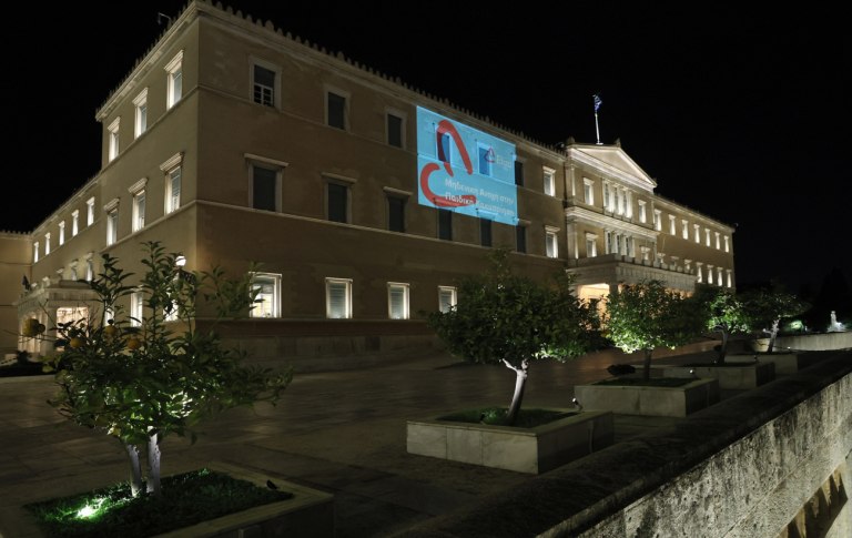 Η Βουλή φωταγωγήθηκε για την παγκόσμια ημέρα ενάντια στην παιδική κακοποίηση