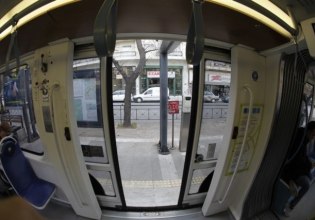 Αθήνα: Πάρκαρε το αυτοκίνητό του σε γραμμές του Τραμ – Το πρόστιμο που του επιβλήθηκε