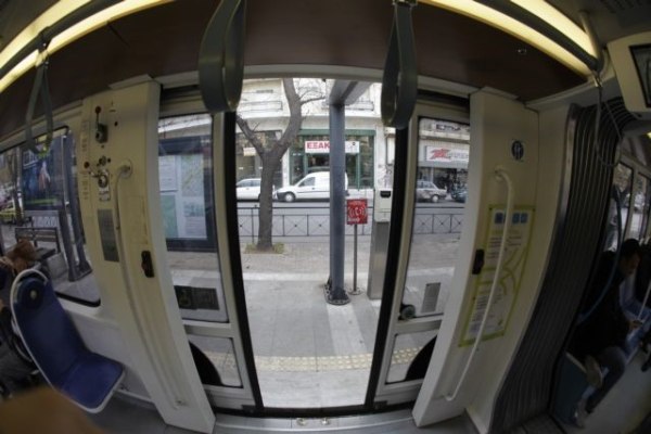 Αθήνα: Πάρκαρε το αυτοκίνητό του σε γραμμές του Τραμ – Το πρόστιμο που του επιβλήθηκε
