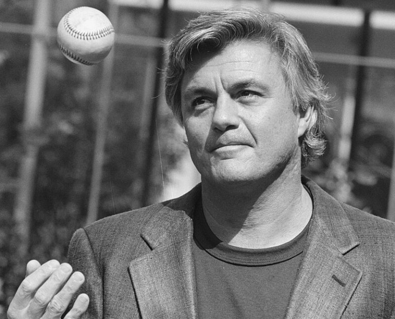 Ο Τζον Ίρβινγκ στα 83 του εξακολουθεί να φωνάζει με μανία: «Θέλω απλά να γράψω!»