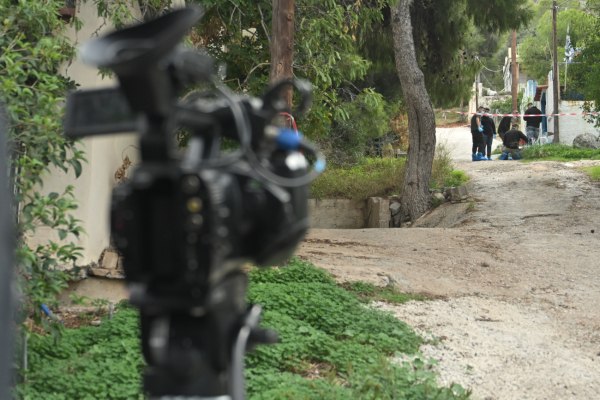 Ανατροπή στη δολοφονία ηλικιωμένης στη Σαλαμίνα – Ομολόγησε η σύντροφος του γιου της