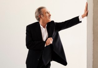 Το «Αλ Τσαντίρι Νιουζ» υποδέχεται τη νέα γενιά: Papazó, Νίκος Μερτζάνος και Νίνα Μαζάνη στο πλευρό του Λάκη Λαζόπουλου