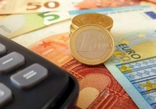 Πυρά κομμάτων για την ακρίβεια – «Η κυβέρνηση πανηγυρίζει επειδή δίνει σχεδόν ένα καφέ το μήνα στους φορολογούμενους»