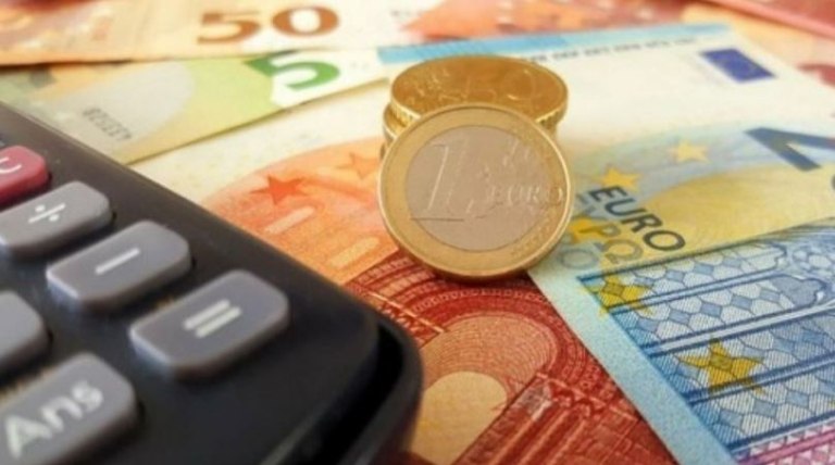 Πυρά κομμάτων για την ακρίβεια – «Η κυβέρνηση πανηγυρίζει επειδή δίνει σχεδόν ένα καφέ το μήνα στους φορολογούμενους»