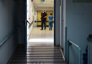 Μάχη για τη ζωή του δίνει ο 22χρονος που κατάπιε ολόκληρο μπέργκερ – Τι λέει φίλος του