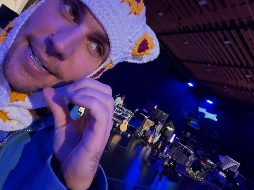 «Το αυτοκίνητό μου χάλασε και ξαφνικά σταμάτησε ο Τζάστιν Μπίμπερ»: Η απίστευτη στιγμή που έκανε έναν άγνωστο μουσικό viral