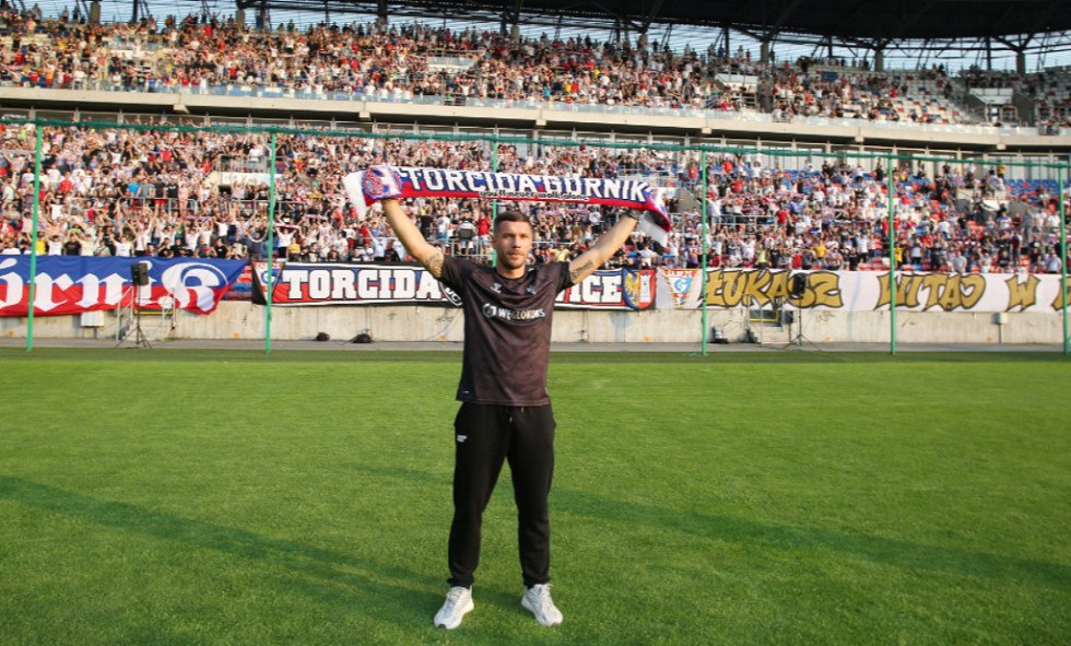 Ο Ποντόλσκι παίζει μπάλα σε ηλικία 40 ετών