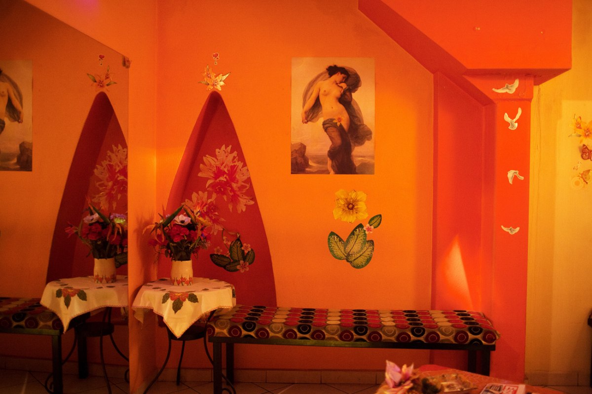 Έφοδος της ΕΛ.ΑΣ σε οίκους ανοχής στην Αθήνα – 15 συλλήψεις