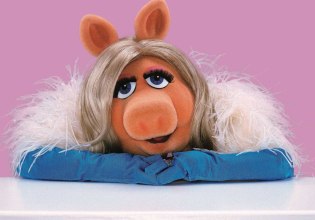 Το Χόλιγουντ υποκλίνεται στη Miss Piggy: Τζένιφερ Λόρενς και Έμμα Στόουν φέρνουν τη ντίβα των Muppets στη μεγάλη οθόνη