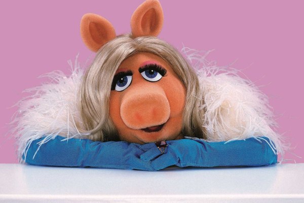 Το Χόλιγουντ υποκλίνεται στη Miss Piggy: Τζένιφερ Λόρενς και Εμα Στόουν φέρνουν τη ντίβα των Muppets στη μεγάλη οθόνη