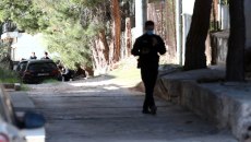 Νέα Πέραμος: Οι τραγικές συνθήκες διαβίωσης, οι καταχρήσεις και η βία που οδήγησαν στο φονικό